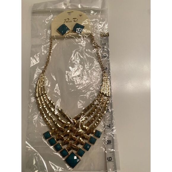 4/$20 Green & Gold Statement Necklace & Earring Set - Picture 9 of 11